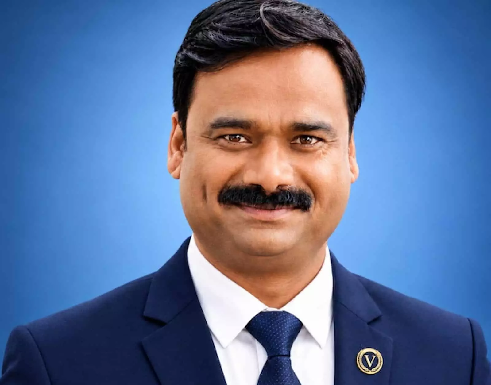तस्वीर में नीले कोट-टाई में नजर आ रहे प्रा. विनोदकुमार प्रधान। तस्वीर में नीले कोट-टाई में नजर आ रहे प्रा. विनोदकुमार प्रधान।