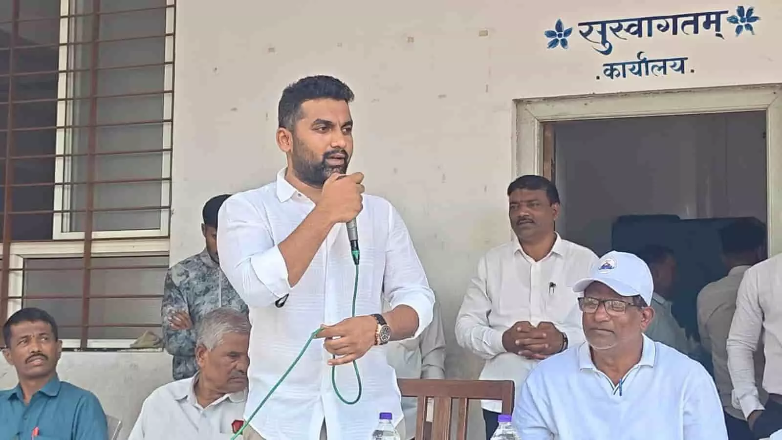 तस्वीर में भारतमाता हायस्कूल में एक कार्यक्रम के दौरान मनोज फराकटे माइक से भाषण दे रहे हैं। तस्वीर में भारतमाता हायस्कूल में एक कार्यक्रम के दौरान मनोज फराकटे माइक से भाषण दे रहे हैं।