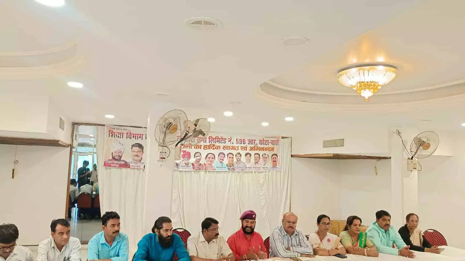 तस्वीर में दिख रही प्रेस वार्ता के दौरान समिति के पदाधिकारी एक कतार में मेज पर बैठे हुए हैं। तस्वीर में दिख रही प्रेस वार्ता के दौरान समिति के पदाधिकारी एक कतार में मेज पर बैठे हुए हैं।