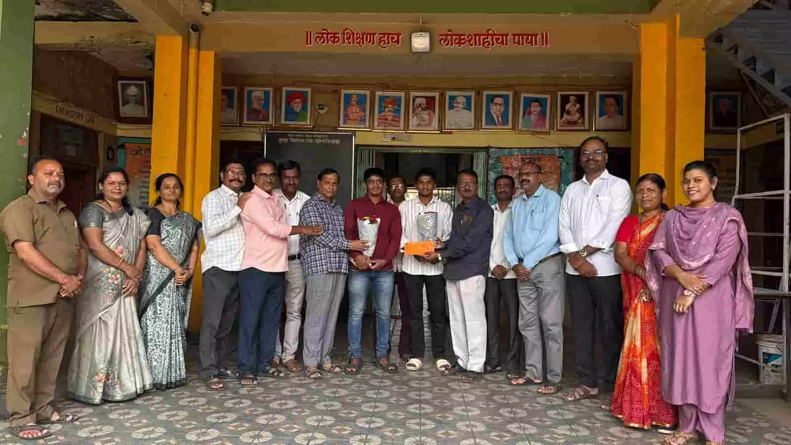 तस्वीर में मुरगूड विद्यालय के चयनित मल्ल शिक्षकों और सदस्यों के साथ खड़े हैं। तस्वीर में मुरगूड विद्यालय के चयनित मल्ल शिक्षकों और सदस्यों के साथ खड़े हैं।