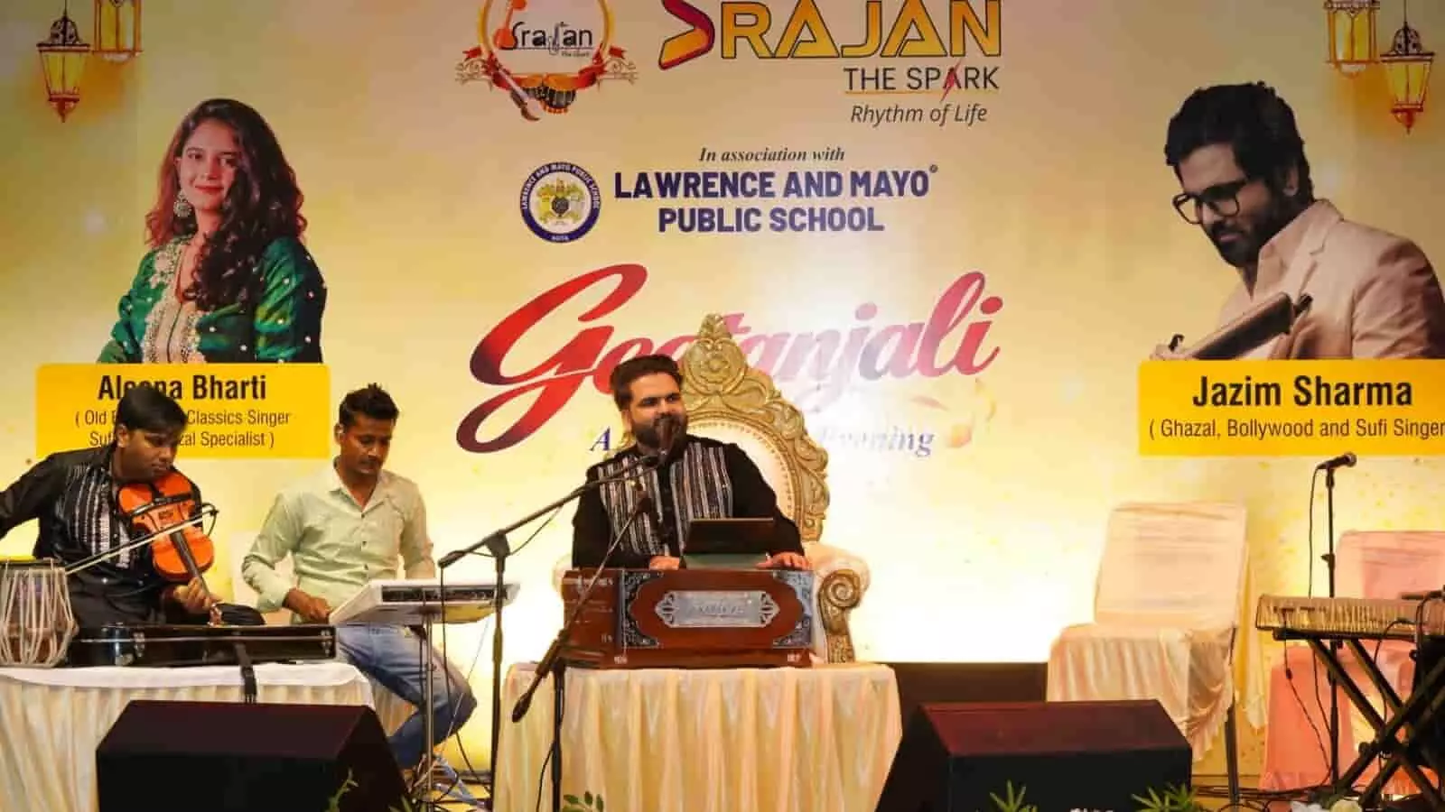 तस्वीर में दिख रही स्टेज पर कलाकार वाद्ययंत्रों के साथ लाइव संगीतमय प्रस्तुति दे रहे हैं। तस्वीर में दिख रही स्टेज पर कलाकार वाद्ययंत्रों के साथ लाइव संगीतमय प्रस्तुति दे रहे हैं।