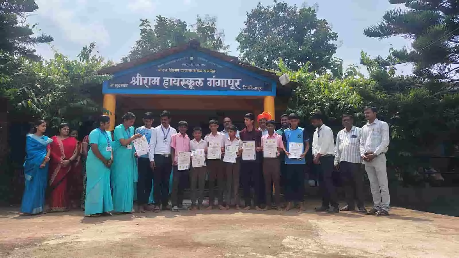 श्रीराम हाईस्कूल गंगापूर के प्रांगण में विद्यार्थियों को प्रमाणपत्र प्रदान करते अतिथि और शिक्षक श्रीराम हाईस्कूल गंगापूर के प्रांगण में विद्यार्थियों को प्रमाणपत्र प्रदान करते अतिथि और शिक्षक