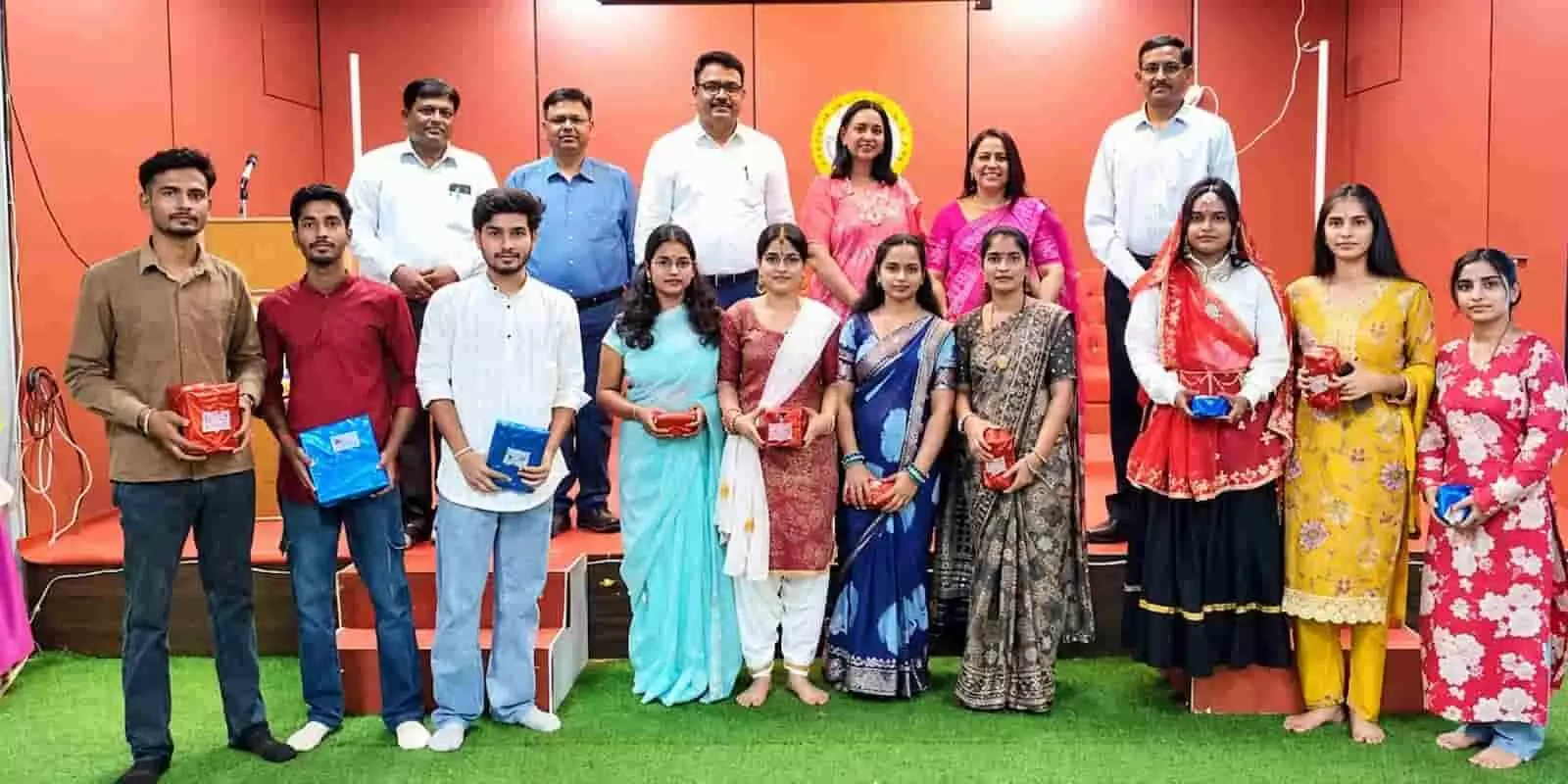 तस्वीर में दिख रही छात्राएं और छात्र उपहार हाथ में लिए शिक्षकों के साथ खड़े हैं। तस्वीर में दिख रही छात्राएं और छात्र उपहार हाथ में लिए शिक्षकों के साथ खड़े हैं।