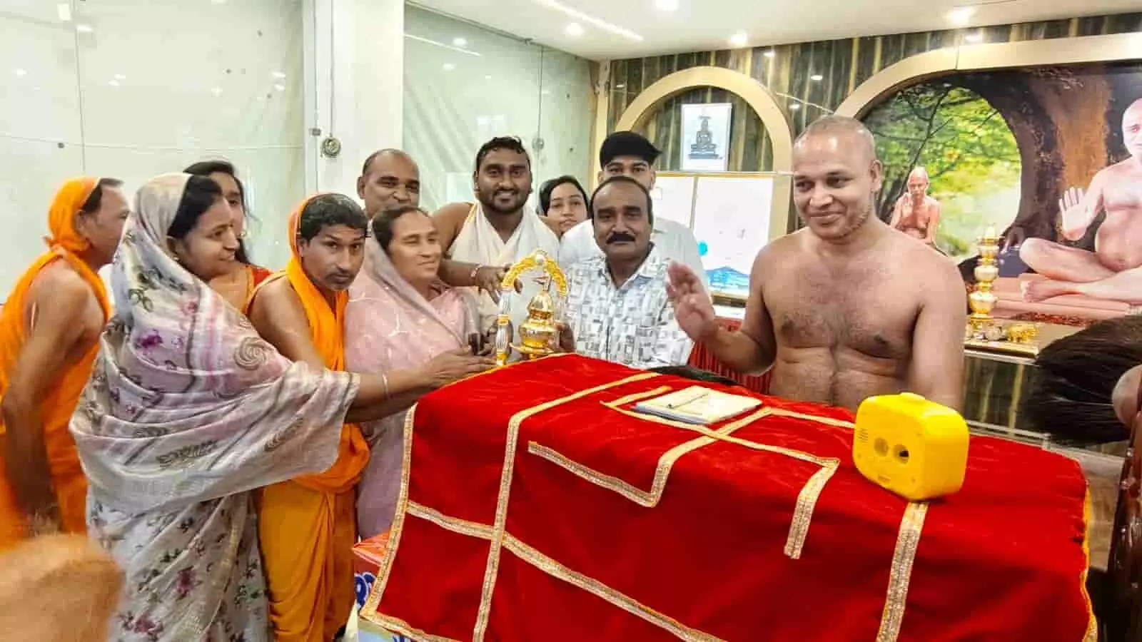तस्वीर में जैन मुनि श्री योगसागर जी महाराज के सामने श्रद्धालु एक धार्मिक कलश को पकड़े हुए हैं। तस्वीर में जैन मुनि श्री योगसागर जी महाराज के सामने श्रद्धालु एक धार्मिक कलश को पकड़े हुए हैं।