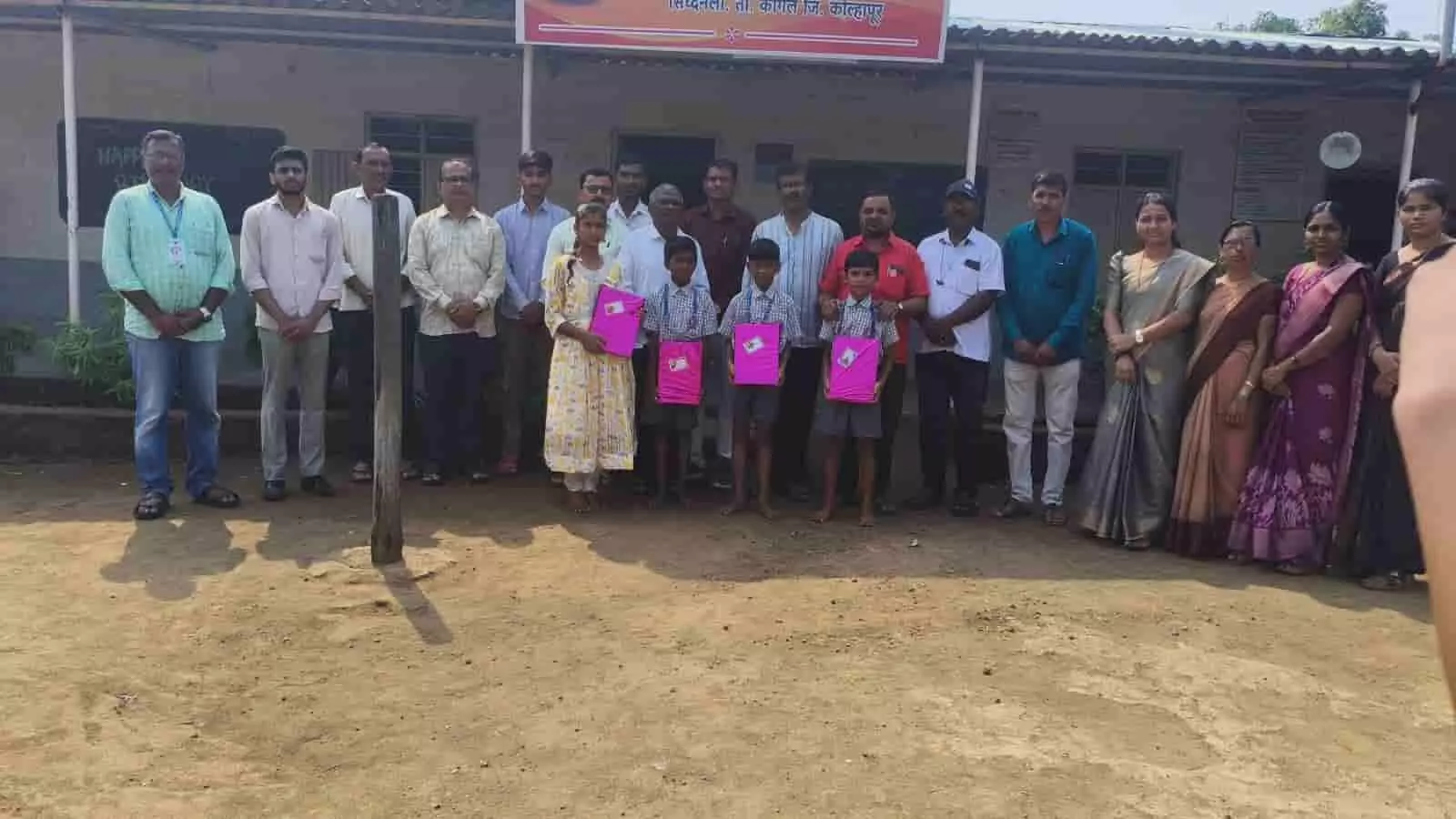 सिद्धनेर्ली के स्कूल में विद्यार्थियों को शैक्षणिक सामग्री वितरण के दौरान खड़े मान्यवर और छात्र। सिद्धनेर्ली के स्कूल में विद्यार्थियों को शैक्षणिक सामग्री वितरण के दौरान खड़े मान्यवर और छात्र।