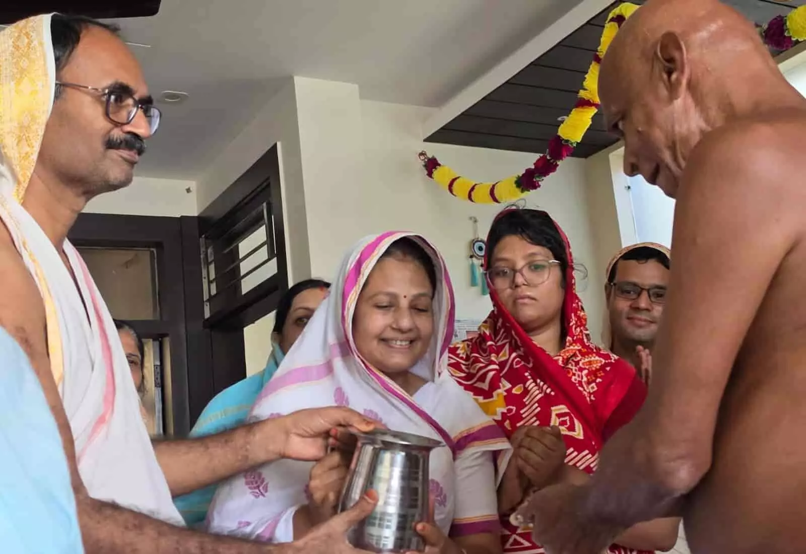 तस्वीर में पारंपरिक परिधान पहने श्रद्धालु जैन मुनि को कलश से आहारदान की विधि संपन्न करा रहे हैं। तस्वीर में पारंपरिक परिधान पहने श्रद्धालु जैन मुनि को कलश से आहारदान की विधि संपन्न करा रहे हैं।