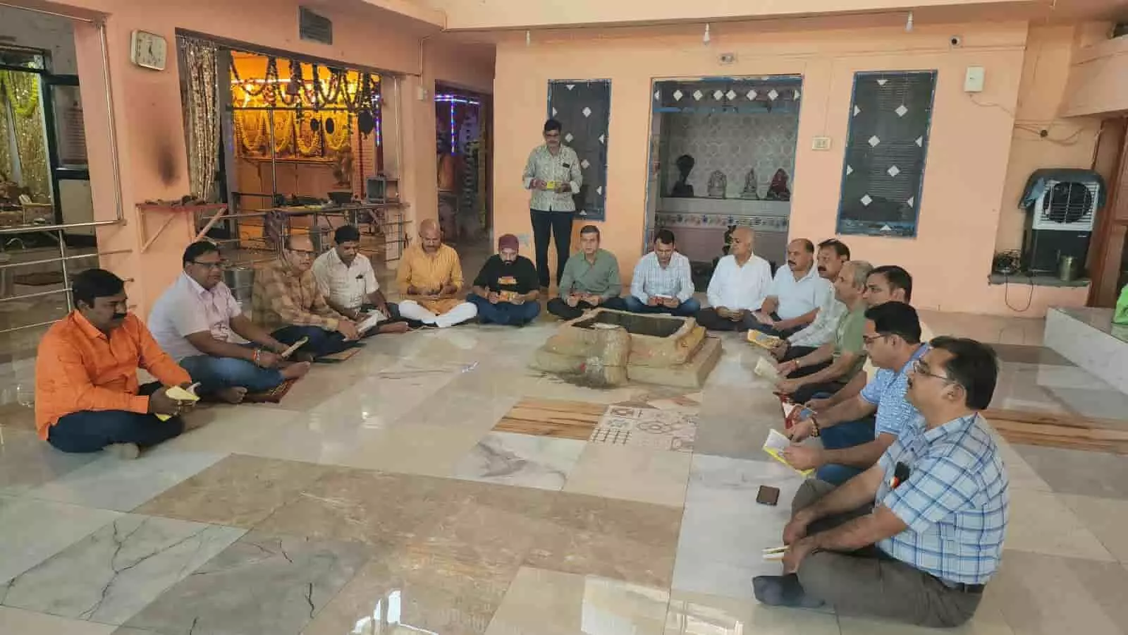 तस्वीर में दिख रही जगह कोटा का मंदिर है, जहां कई लोग गोलाकार बैठकर धार्मिक पुस्तक पढ़ रहे हैं। तस्वीर में दिख रही जगह कोटा का मंदिर है, जहां कई लोग गोलाकार बैठकर धार्मिक पुस्तक पढ़ रहे हैं।