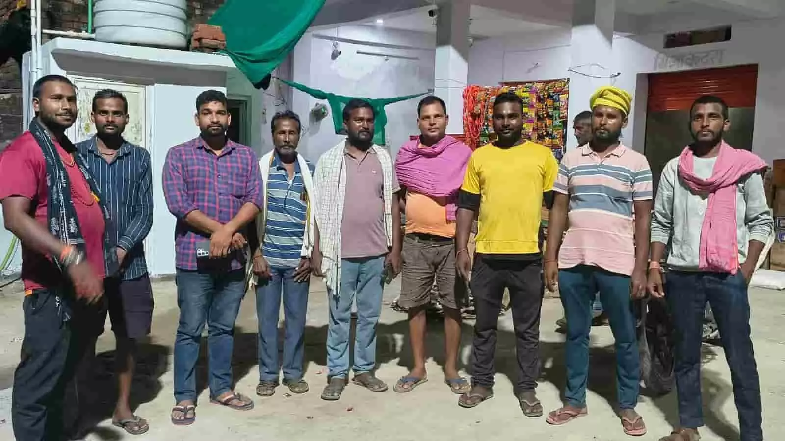 तस्वीर में चन्दौली के मंदिर परिसर में खड़े दुर्गा पूजा समिति के सदस्य दिख रहे हैं। तस्वीर में चन्दौली के मंदिर परिसर में खड़े दुर्गा पूजा समिति के सदस्य दिख रहे हैं।