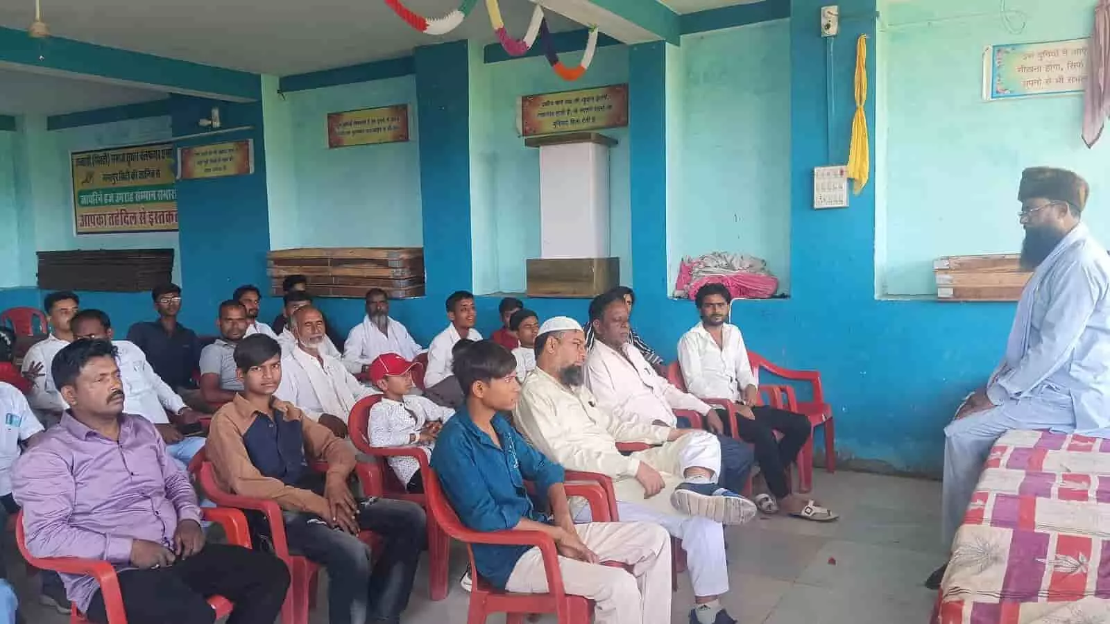 गंगापुर सिटी के हाजी फार्म हाउस में एक हॉल में प्लास्टिक की कुर्सियों पर बैठकर बैठक करते लोग। गंगापुर सिटी के हाजी फार्म हाउस में एक हॉल में प्लास्टिक की कुर्सियों पर बैठकर बैठक करते लोग।
