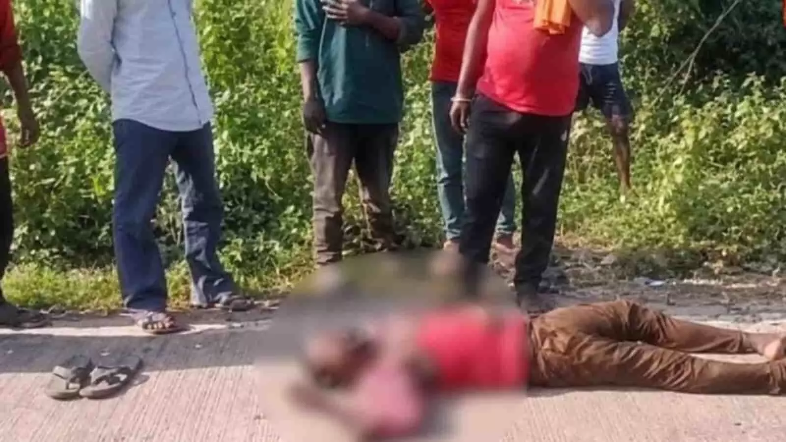 तस्वीर में दिख रही सड़क पर पड़े शव के पास स्थानीय लोग खड़े नजर आ रहे हैं। तस्वीर में दिख रही सड़क पर पड़े शव के पास स्थानीय लोग खड़े नजर आ रहे हैं।
