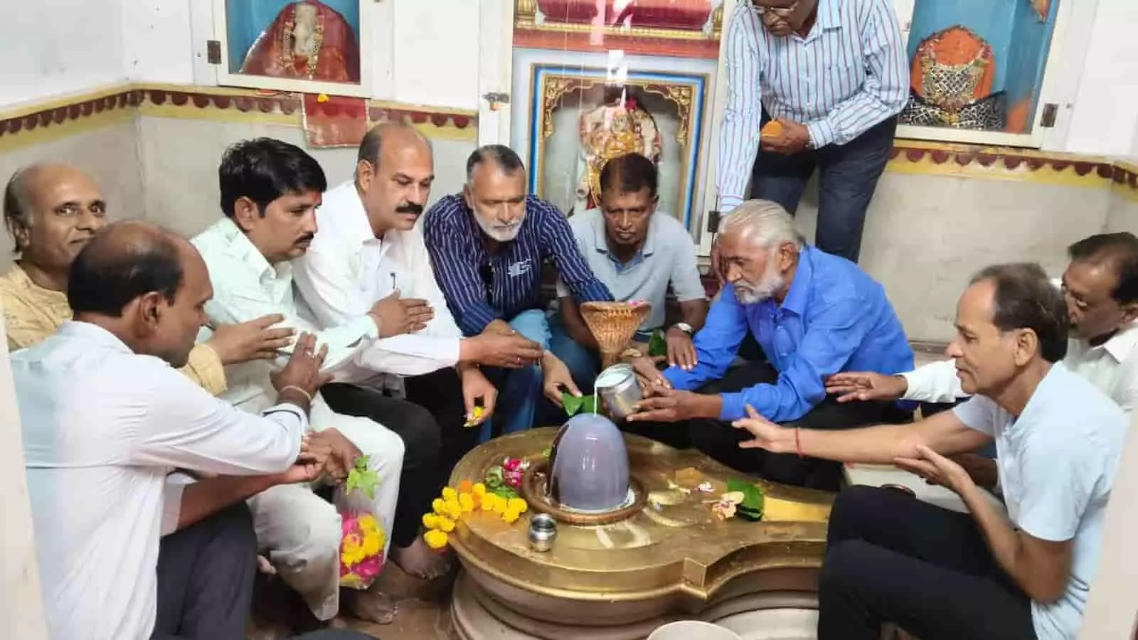 तस्वीर में मंदिर के भीतर बैठकर शिवलिंग पर दूध चढ़ाते और पूजा करते लोग दिखाई दे रहे हैं। तस्वीर में मंदिर के भीतर बैठकर शिवलिंग पर दूध चढ़ाते और पूजा करते लोग दिखाई दे रहे हैं।