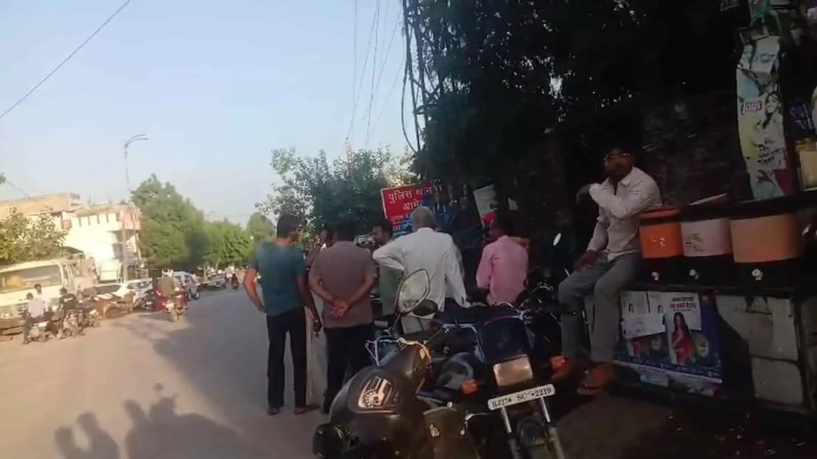 राजसमंद के आमेट थाने के बाहर सड़क पर खड़े ग्रामीण और प्रदर्शन करते लोग। राजसमंद के आमेट थाने के बाहर सड़क पर खड़े ग्रामीण और प्रदर्शन करते लोग।