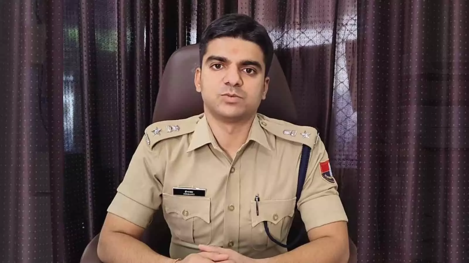 तस्वीर में पुलिस की वर्दी पहने अधिकारी हेमंत कलाल कार्यालय में बैठे हैं। तस्वीर में पुलिस की वर्दी पहने अधिकारी हेमंत कलाल कार्यालय में बैठे हैं।