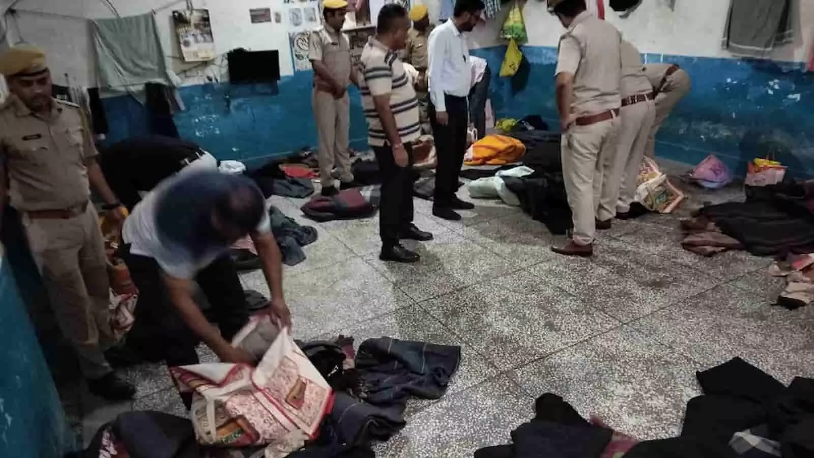 तस्वीर में राजसमंद जिला जेल के अंदर पुलिसकर्मी और अधिकारी तलाशी लेते दिख रहे हैं। तस्वीर में राजसमंद जिला जेल के अंदर पुलिसकर्मी और अधिकारी तलाशी लेते दिख रहे हैं।