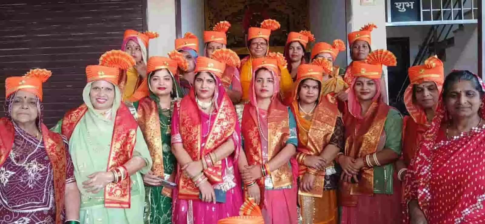 तस्वीर में कोटा में श्राद्ध तर्पण कार्यक्रम के दौरान केसरिया साफा पहने पारंपरिक परिधानों में महिलाएं तस्वीर में कोटा में श्राद्ध तर्पण कार्यक्रम के दौरान केसरिया साफा पहने पारंपरिक परिधानों में महिलाएं