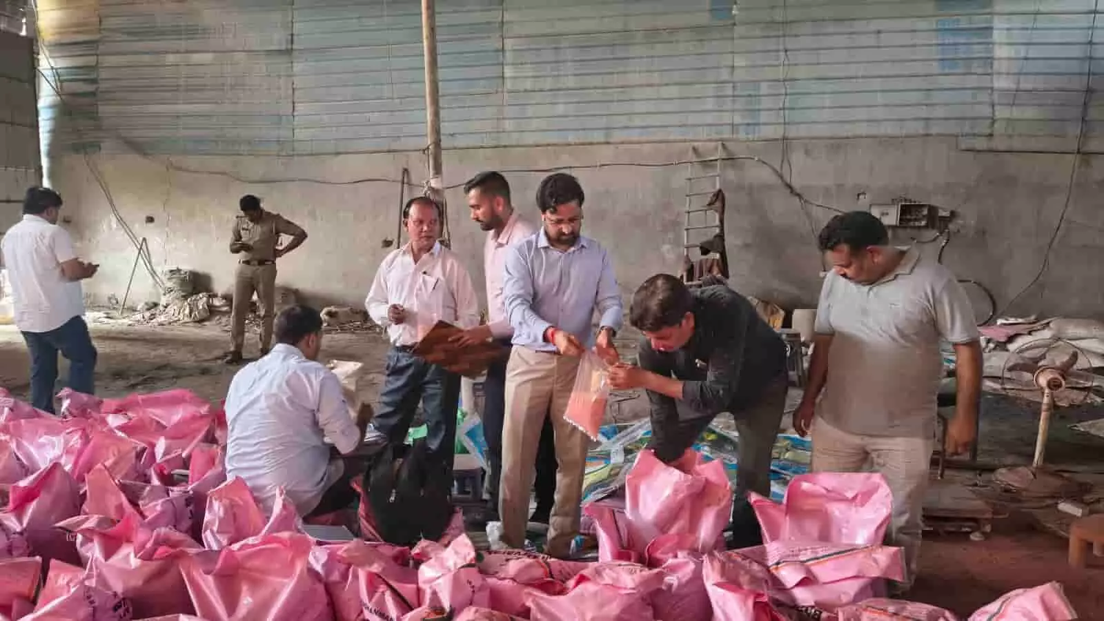 तस्वीर में अधिकारी और पुलिसकर्मी परिसर में रखे गुलाबी पैकेटों से सामग्री का सैंपल लेते दिख रहे हैं। तस्वीर में अधिकारी और पुलिसकर्मी परिसर में रखे गुलाबी पैकेटों से सामग्री का सैंपल लेते दिख रहे हैं।