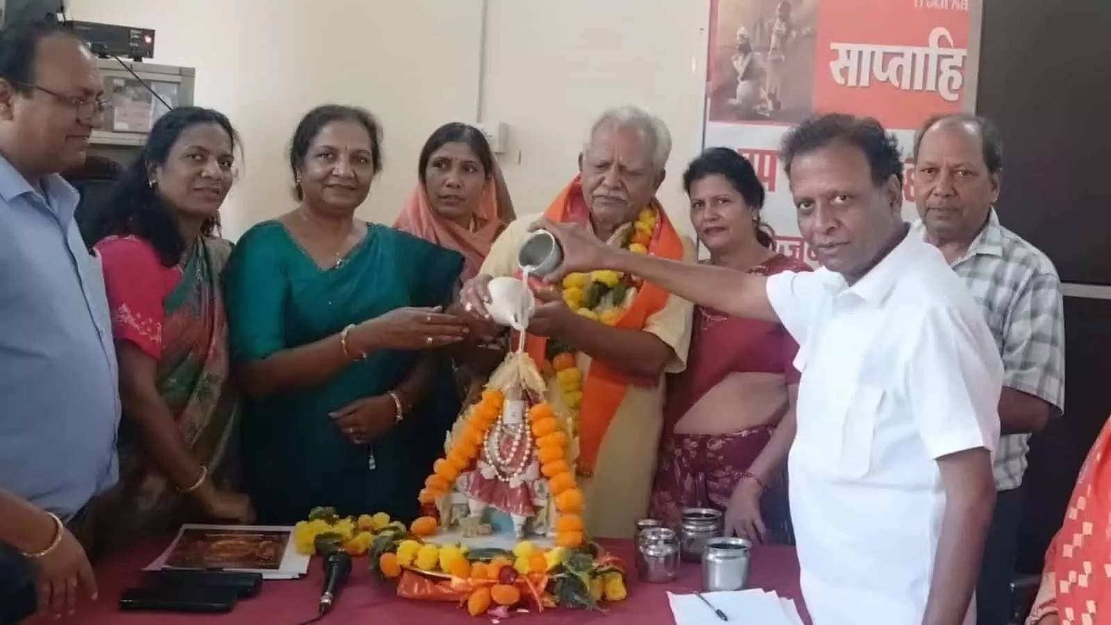 अग्रसेन भवन में महाराजा श्री अग्रसेन जी की प्रतिमा का दूध अभिषेक करते हुए लोग। अग्रसेन भवन में महाराजा श्री अग्रसेन जी की प्रतिमा का दूध अभिषेक करते हुए लोग।