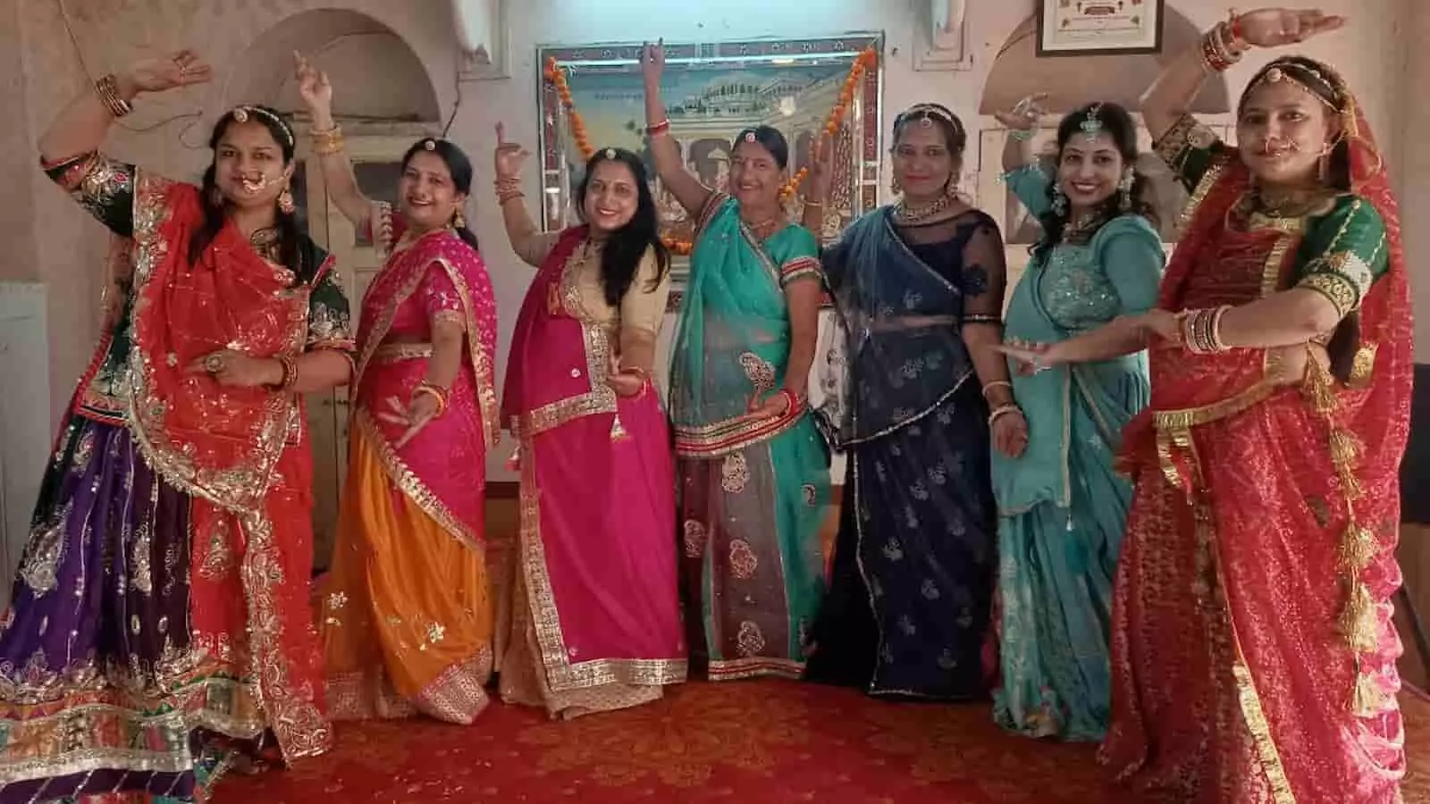 तस्वीर में पारंपरिक वेशभूषा में महिलाएं कोटा में मंच पर राजस्थानी नृत्य प्रस्तुत कर रही हैं। तस्वीर में पारंपरिक वेशभूषा में महिलाएं कोटा में मंच पर राजस्थानी नृत्य प्रस्तुत कर रही हैं।