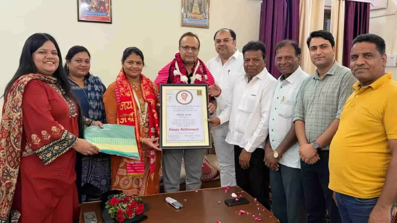 तस्वीर में कोटा में सेवानिवृत्त संभागीय आयुक्त अनिल कुमार अग्रवाल को सम्मानित करते हुए लोग नजर आ रहे हैं। तस्वीर में कोटा में सेवानिवृत्त संभागीय आयुक्त अनिल कुमार अग्रवाल को सम्मानित करते हुए लोग नजर आ रहे हैं।