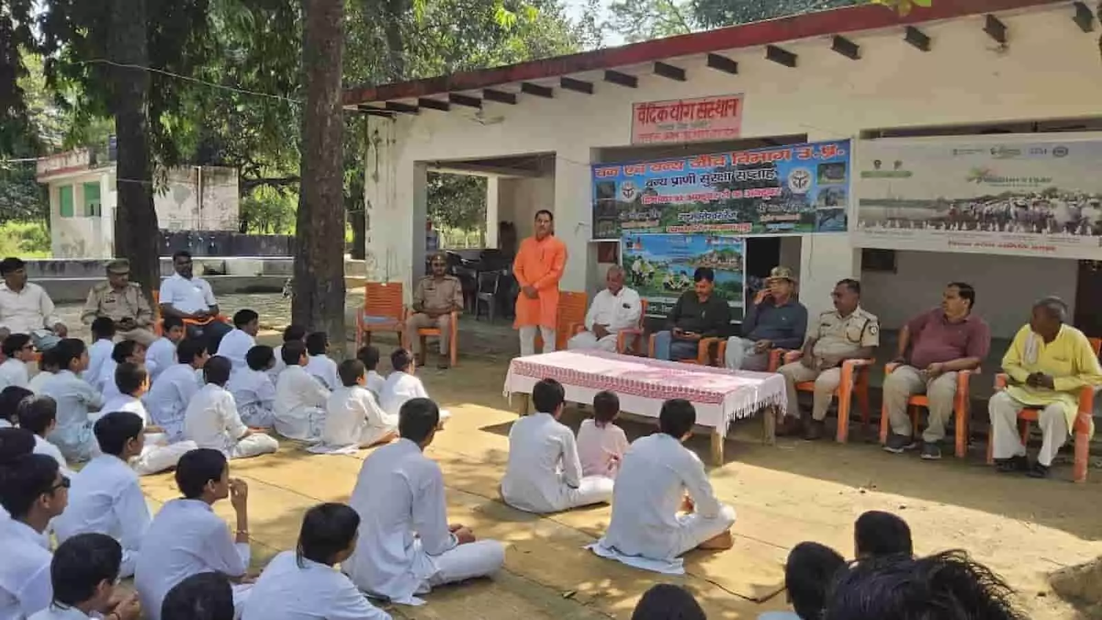 तस्वीर में दिख रही जगह पर परिसर में कुर्सी पर बैठे अधिकारी और जमीन पर बैठे छात्र भाषण सुन रहे हैं। तस्वीर में दिख रही जगह पर परिसर में कुर्सी पर बैठे अधिकारी और जमीन पर बैठे छात्र भाषण सुन रहे हैं।