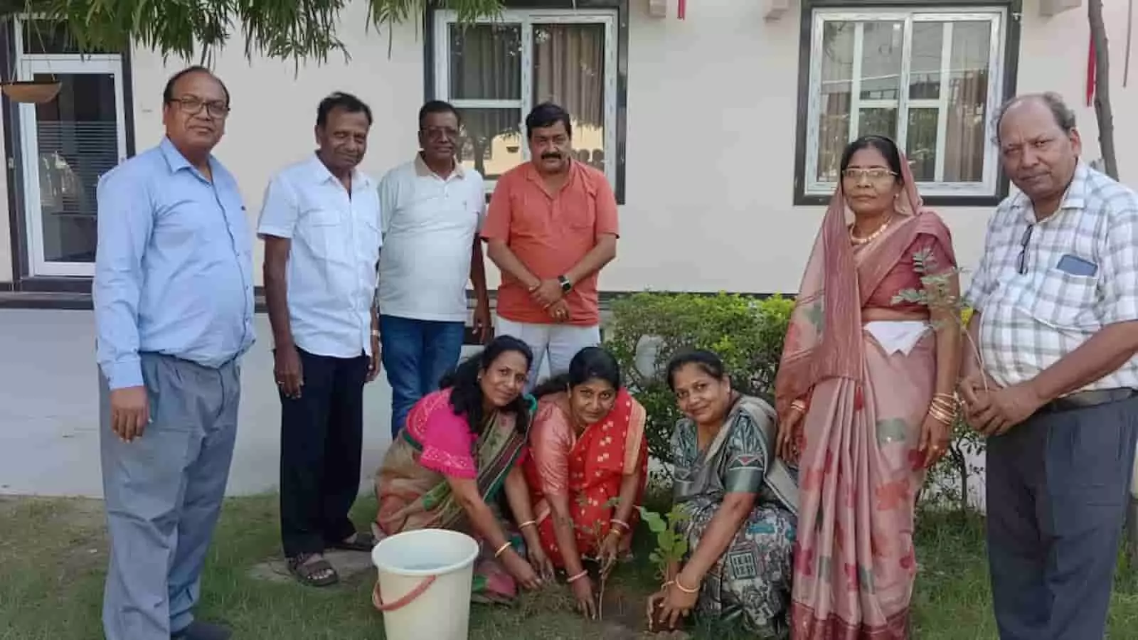 तस्वीर में अग्रसेन सोशल ग्रुप के सदस्य गीता भवन परिसर में पौधे लगाते हुए नजर आ रहे हैं। तस्वीर में अग्रसेन सोशल ग्रुप के सदस्य गीता भवन परिसर में पौधे लगाते हुए नजर आ रहे हैं।