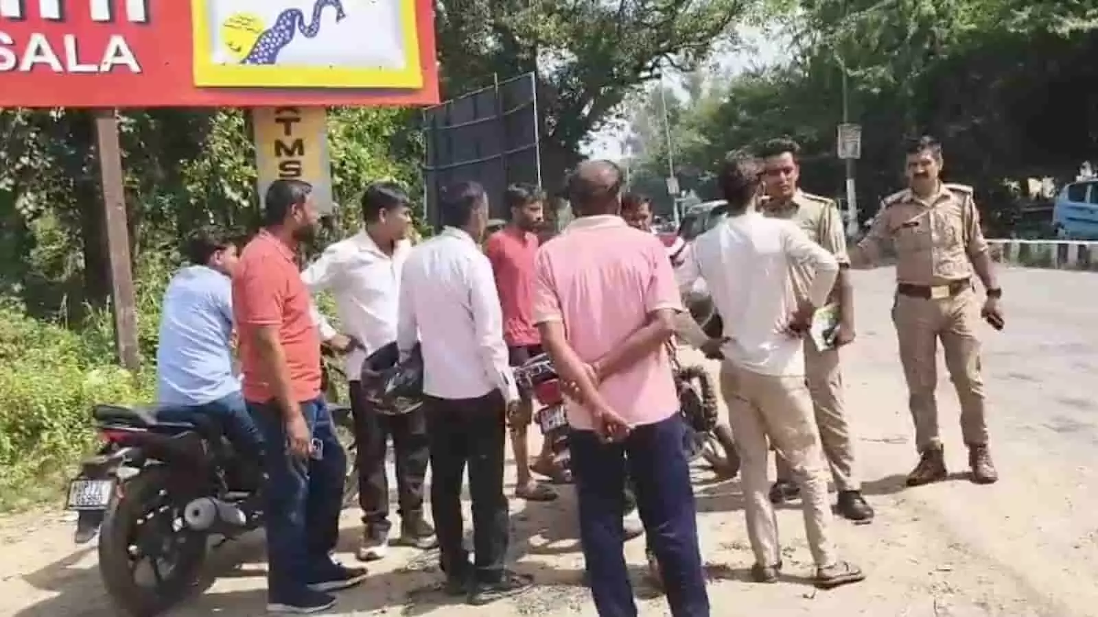 तस्वीर में बाईं से दाईं ओर खड़े नागरिक और पुलिसकर्मी सड़क किनारे जांच करते हुए। तस्वीर में बाईं से दाईं ओर खड़े नागरिक और पुलिसकर्मी सड़क किनारे जांच करते हुए।