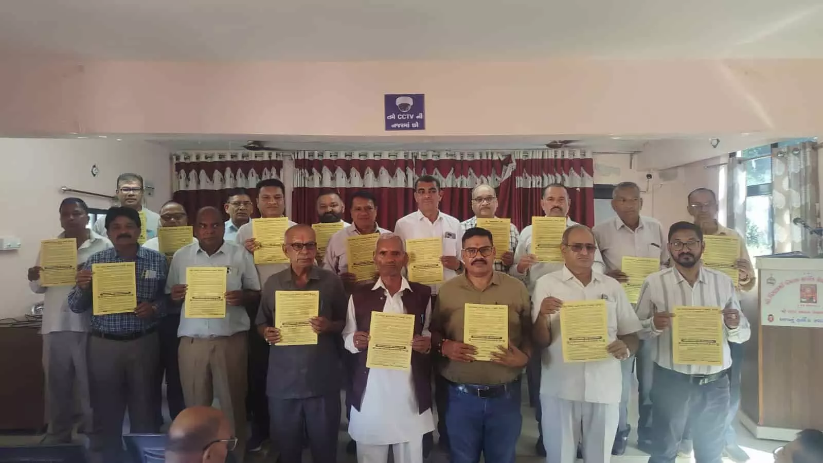 डूंगरपुर में बैठक के दौरान हाथ में नवीन नियमावली पकड़े खड़े कलाल समाज के पदाधिकारी। डूंगरपुर में बैठक के दौरान हाथ में नवीन नियमावली पकड़े खड़े कलाल समाज के पदाधिकारी।