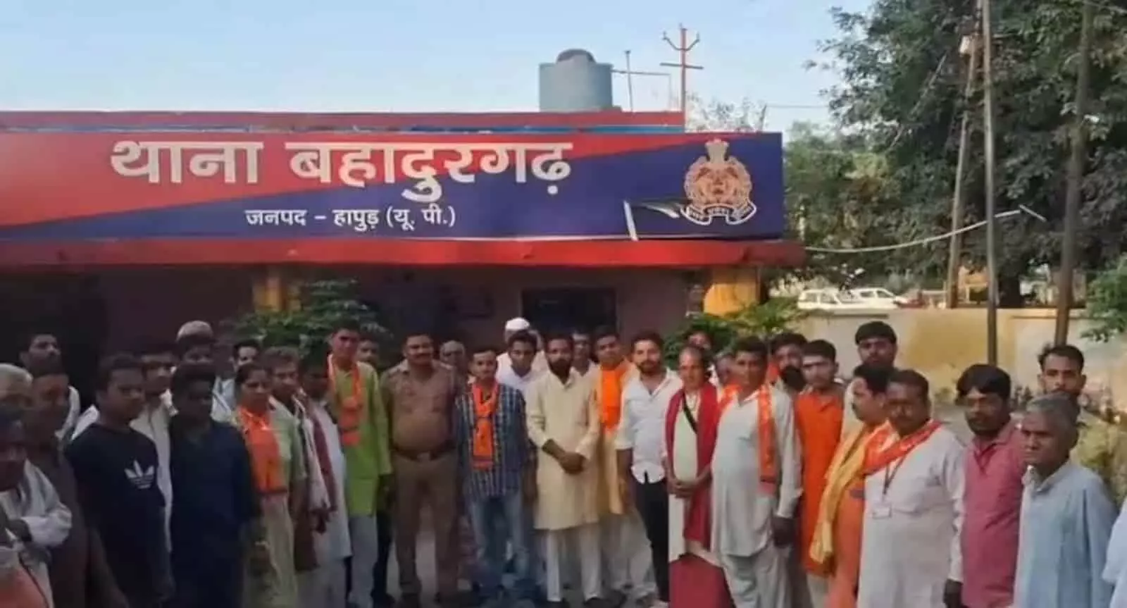तस्वीर में बहादुरगढ़ थाना परिसर के बाहर खड़े होकर विरोध जताते ग्रामीण और प्रदर्शनकारी। तस्वीर में बहादुरगढ़ थाना परिसर के बाहर खड़े होकर विरोध जताते ग्रामीण और प्रदर्शनकारी।