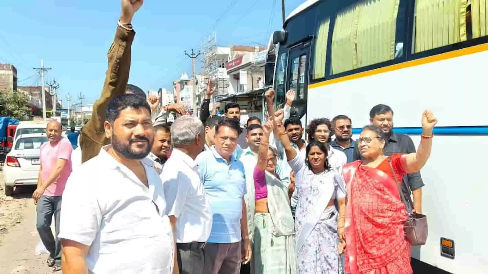 तस्वीर में खेरवाड़ा में बस के पास खड़े भाजपा कार्यकर्ता सेवा संकल्प यात्रा का स्वागत कर रहे हैं। तस्वीर में खेरवाड़ा में बस के पास खड़े भाजपा कार्यकर्ता सेवा संकल्प यात्रा का स्वागत कर रहे हैं।