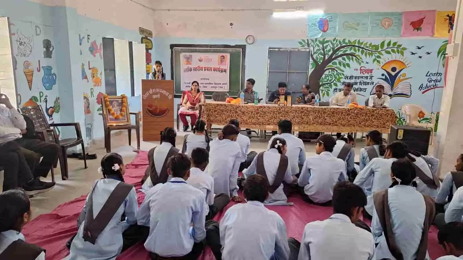 पीएम श्री विद्यालय छाणी में आयोजित प्रबल कार्यक्रम के दौरान मंच पर बैठे अतिथि और बैठे हुए विद्यार्थी पीएम श्री विद्यालय छाणी में आयोजित प्रबल कार्यक्रम के दौरान मंच पर बैठे अतिथि और बैठे हुए विद्यार्थी