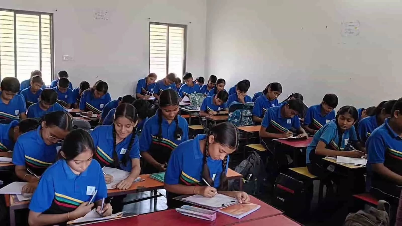 तस्वीर में विकास पब्लिक स्कूल खेरवाड़ा के कक्षा कक्ष में बैठे विद्यार्थी परीक्षा देते हुए दिख रहे हैं। तस्वीर में विकास पब्लिक स्कूल खेरवाड़ा के कक्षा कक्ष में बैठे विद्यार्थी परीक्षा देते हुए दिख रहे हैं।