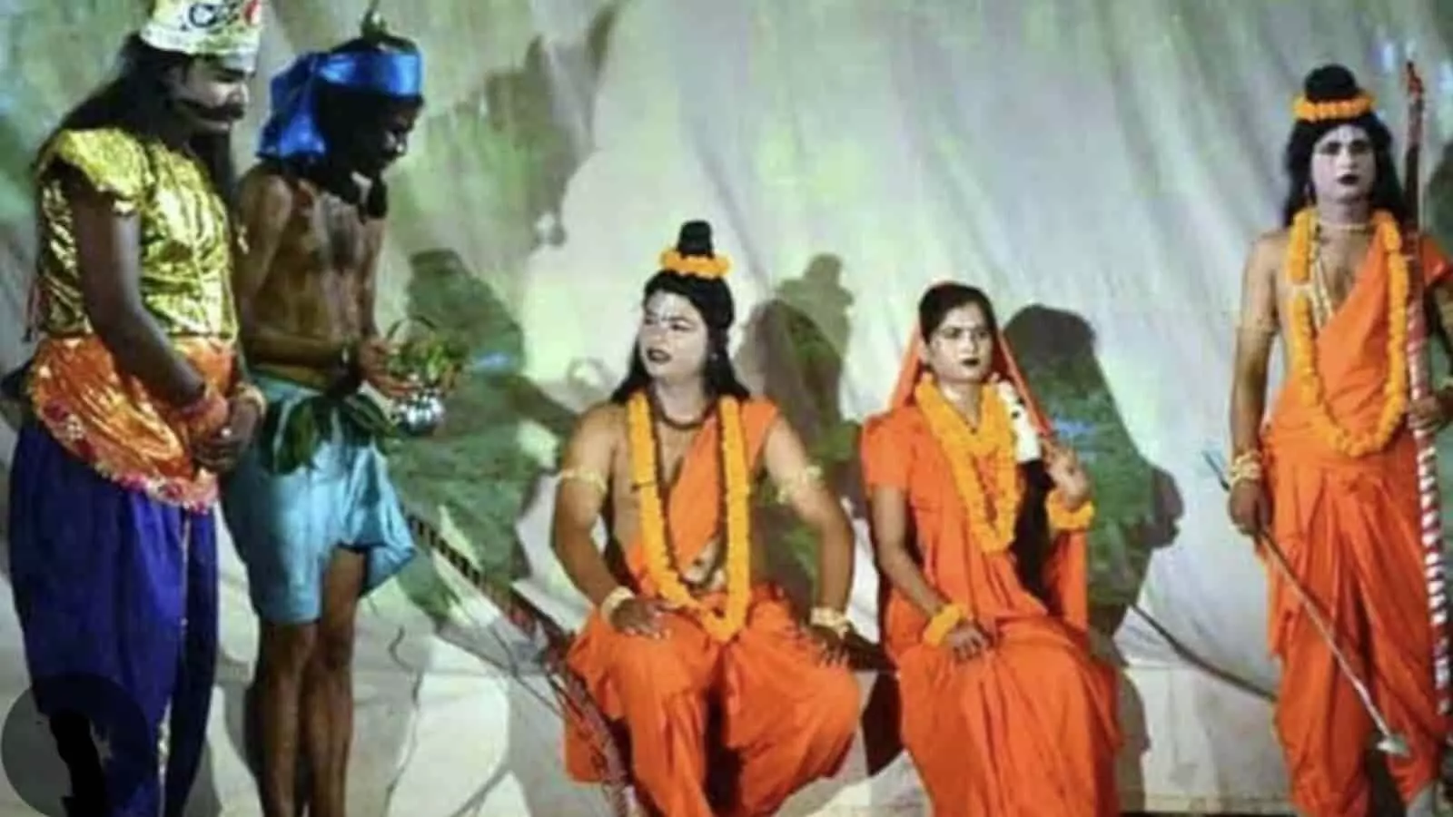 तस्वीर में पारंपरिक वेशभूषा पहने कलाकार मंच पर रामलीला का अभ्यास और मंचन करते हुए दिख रहे हैं। तस्वीर में पारंपरिक वेशभूषा पहने कलाकार मंच पर रामलीला का अभ्यास और मंचन करते हुए दिख रहे हैं।