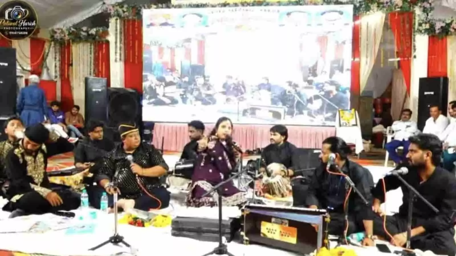 तस्वीर में बारां के रंगमंच पर कव्वाली प्रस्तुत करते हुए कलाकार और श्रोता दिखाई दे रहे हैं। तस्वीर में बारां के रंगमंच पर कव्वाली प्रस्तुत करते हुए कलाकार और श्रोता दिखाई दे रहे हैं।