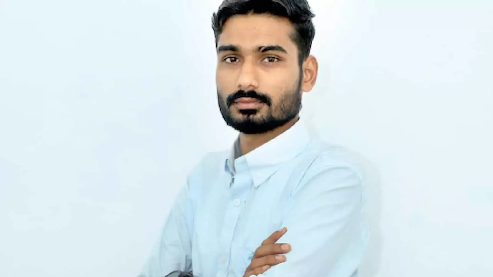 तस्वीर में रिजवान मोहम्मद हल्के नीले रंग की शर्ट पहने खड़े हैं। तस्वीर में रिजवान मोहम्मद हल्के नीले रंग की शर्ट पहने खड़े हैं।