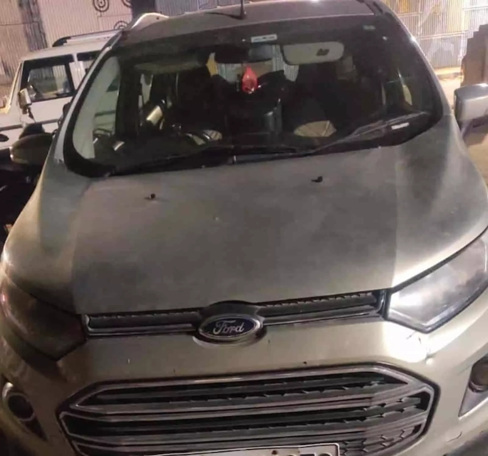 तस्वीर में भीलवाड़ा में जब्ती के दौरान खड़ी हुई एक कार दिखाई दे रही है। तस्वीर में भीलवाड़ा में जब्ती के दौरान खड़ी हुई एक कार दिखाई दे रही है।