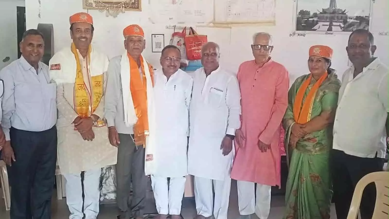 तस्वीर में बाएं से दाएं खड़े होकर सम्मान समारोह में हिस्सा लेते जनप्रतिनिधि और ट्रस्ट के सदस्य। तस्वीर में बाएं से दाएं खड़े होकर सम्मान समारोह में हिस्सा लेते जनप्रतिनिधि और ट्रस्ट के सदस्य।