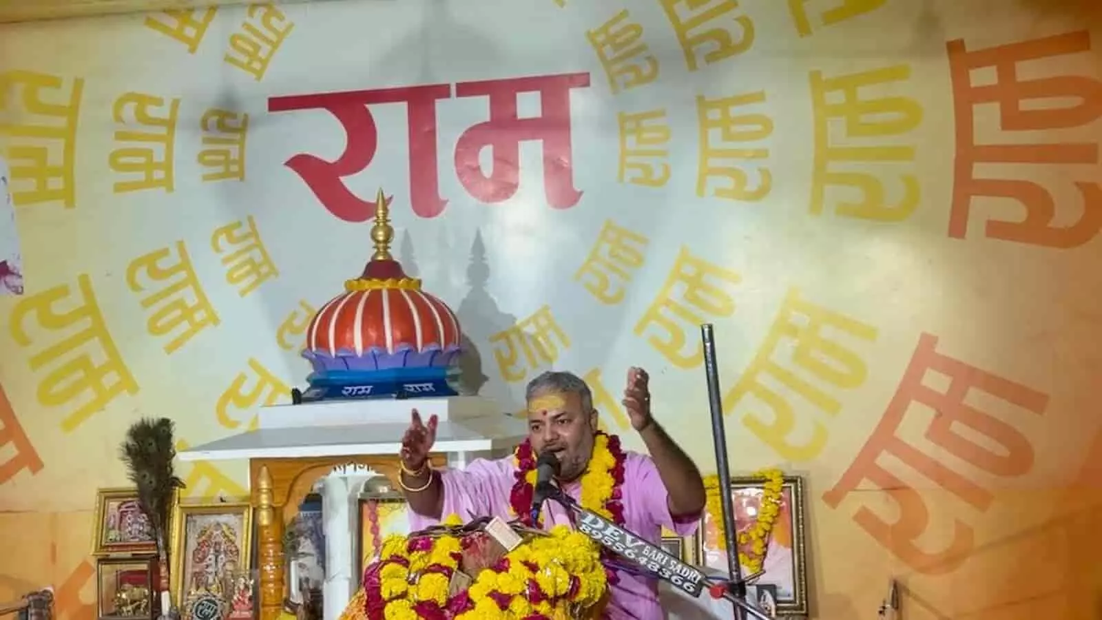तस्वीर में स्वामी अनंतराम महाराज मंच पर बैठकर श्रद्धालुओं को संबोधित करते हुए दिख रहे हैं। तस्वीर में स्वामी अनंतराम महाराज मंच पर बैठकर श्रद्धालुओं को संबोधित करते हुए दिख रहे हैं।