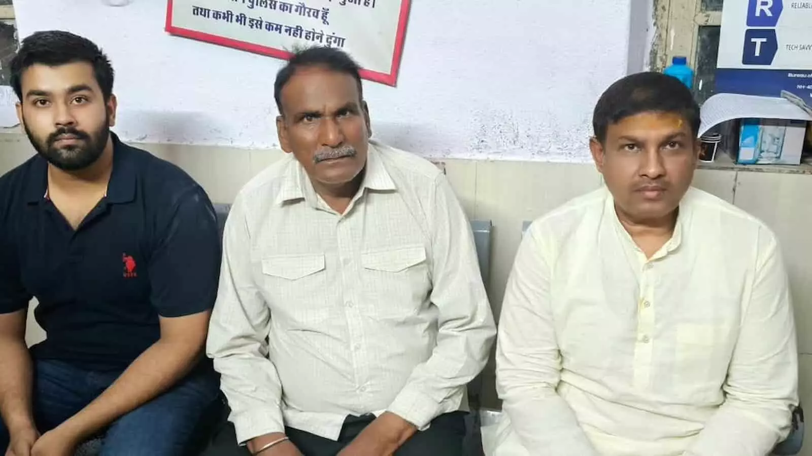 तस्वीर में भीलवाड़ा फायरिंग मामले में हिरासत में लिए गए तीन आरोपी पुलिस स्टेशन में बैठे दिख रहे हैं। तस्वीर में भीलवाड़ा फायरिंग मामले में हिरासत में लिए गए तीन आरोपी पुलिस स्टेशन में बैठे दिख रहे हैं।
