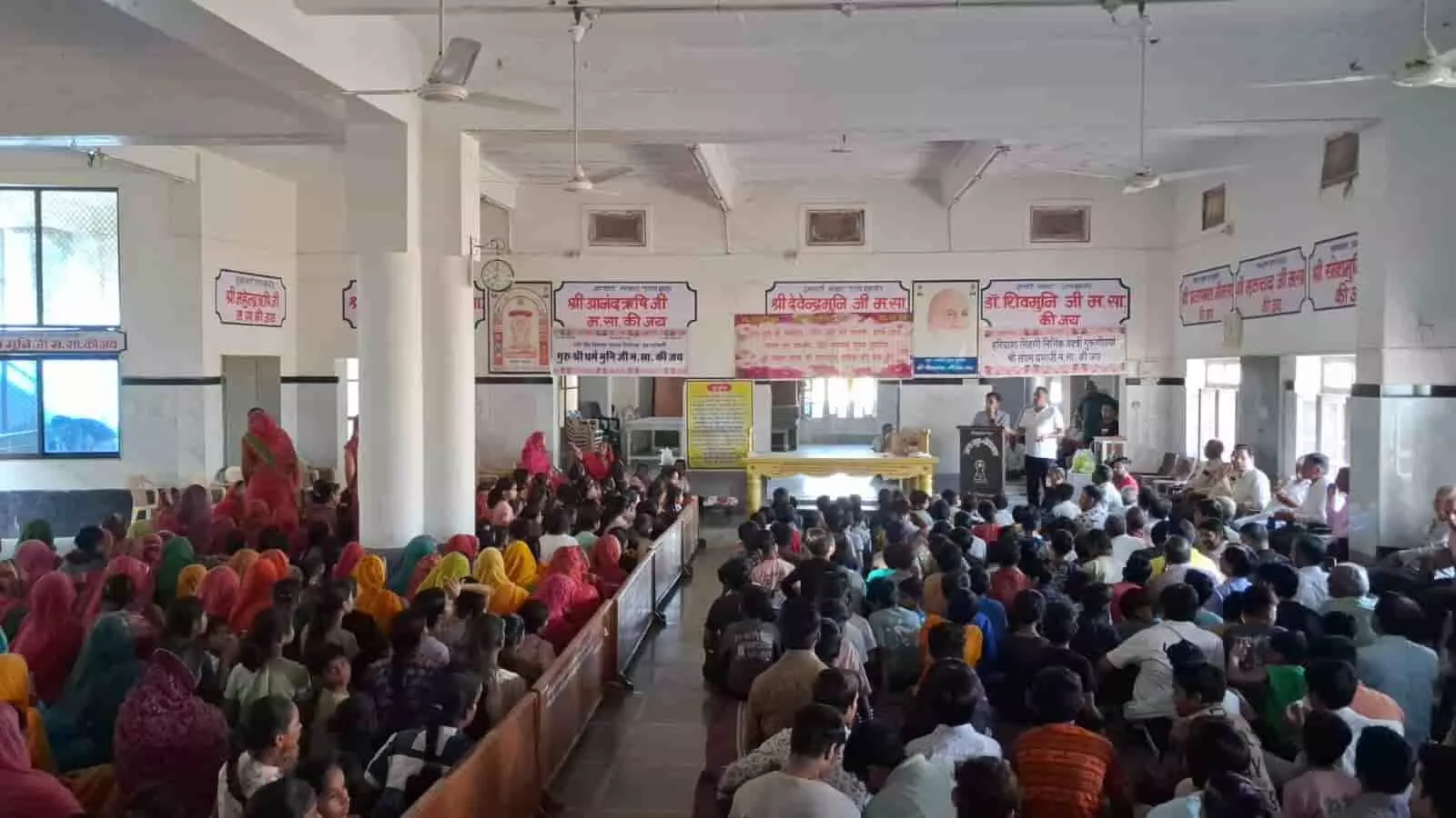 तस्वीर में बड़ी सादड़ी स्थित सभागार में एकत्रित श्रद्धालु पोडियम पर बोल रहे वक्ता को सुन रहे हैं। तस्वीर में बड़ी सादड़ी स्थित सभागार में एकत्रित श्रद्धालु पोडियम पर बोल रहे वक्ता को सुन रहे हैं।