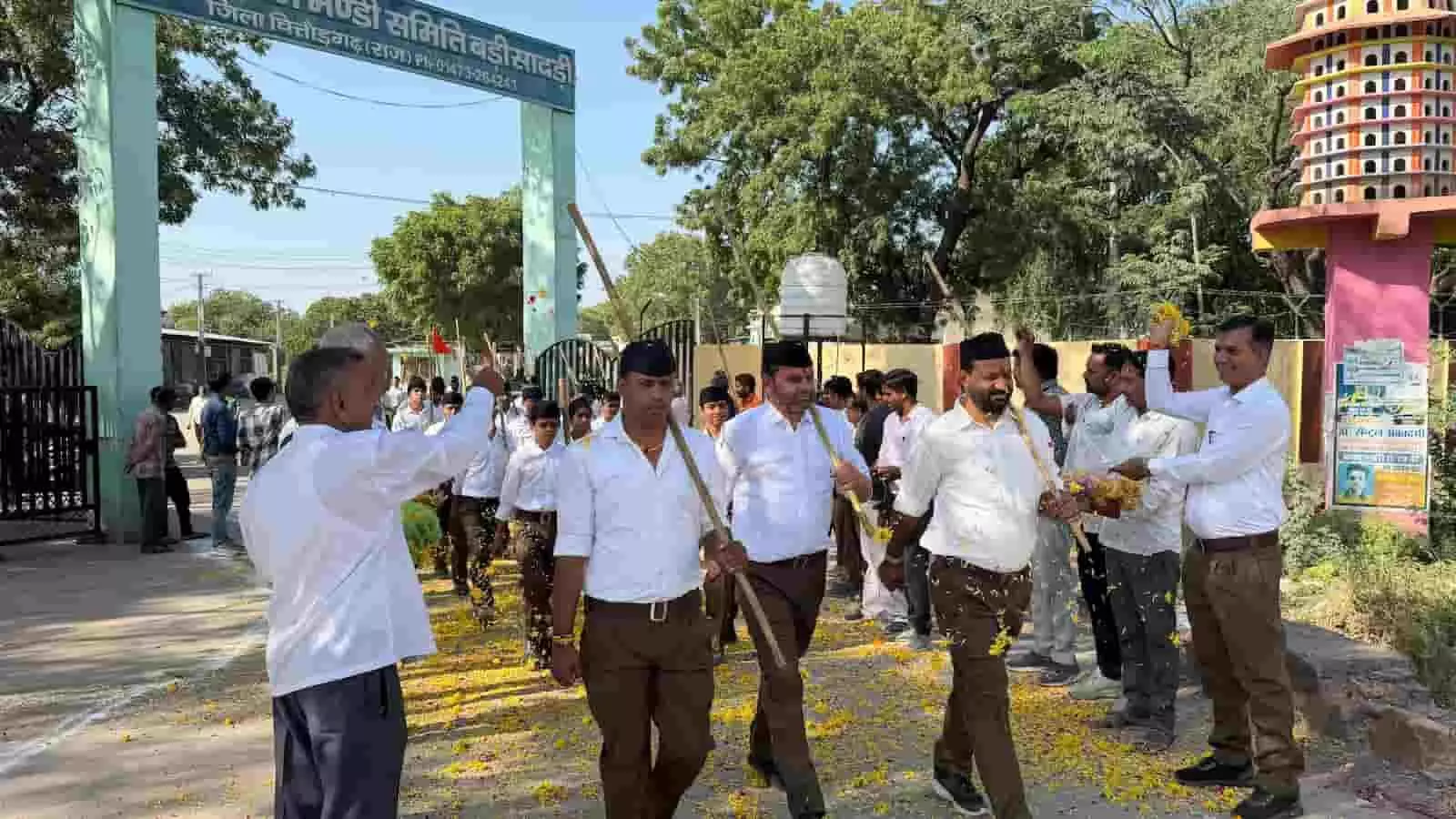 बड़ी सादड़ी में कृषि उपज मंडी के बाहर पुष्प वर्षा के बीच संचलन करते स्वयंसेवक। बड़ी सादड़ी में कृषि उपज मंडी के बाहर पुष्प वर्षा के बीच संचलन करते स्वयंसेवक।