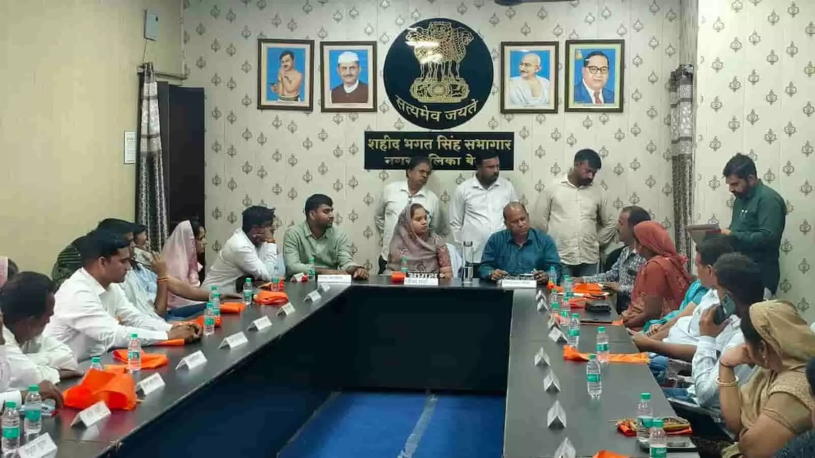 बेगूं नगरपालिका के शहीद भगत सिंह सभागार में टेबल के चारों ओर बैठे पालिका अध्यक्ष और पार्षद। बेगूं नगरपालिका के शहीद भगत सिंह सभागार में टेबल के चारों ओर बैठे पालिका अध्यक्ष और पार्षद।