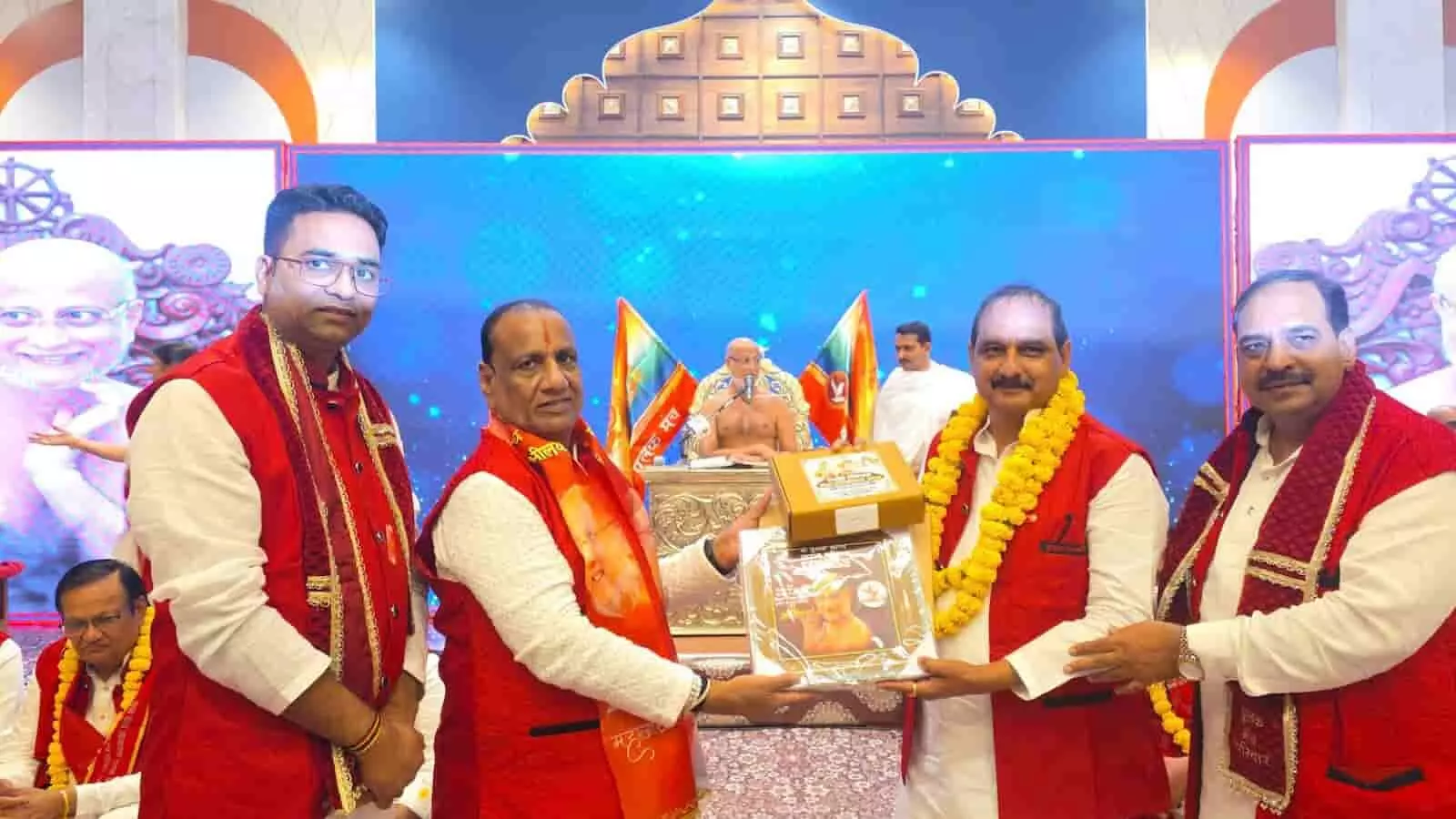 भीलवाड़ा में आयोजित कार्यक्रम के दौरान मंच पर खड़े पदाधिकारी नजर आ रहे हैं। भीलवाड़ा में आयोजित कार्यक्रम के दौरान मंच पर खड़े पदाधिकारी नजर आ रहे हैं।
