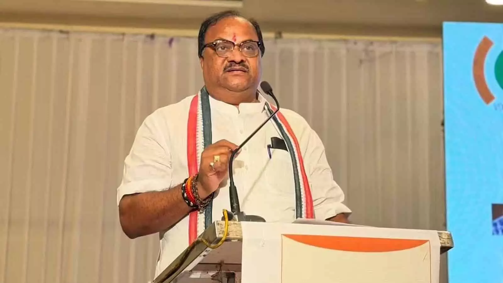 तस्वीर में अनिल मस्के वर्धा के कार्यक्रम में मंच से भाषण देते हुए दिखाई दे रहे हैं। तस्वीर में अनिल मस्के वर्धा के कार्यक्रम में मंच से भाषण देते हुए दिखाई दे रहे हैं।