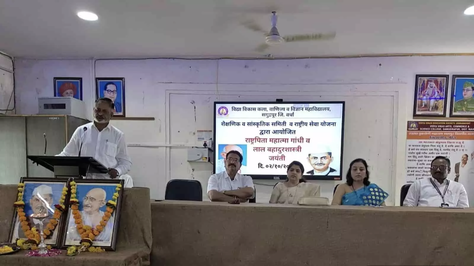 तस्वीर में महाविद्यालय के सभागार में मंच पर बैठे अतिथि और वक्ता दिखाई दे रहे हैं। तस्वीर में महाविद्यालय के सभागार में मंच पर बैठे अतिथि और वक्ता दिखाई दे रहे हैं।