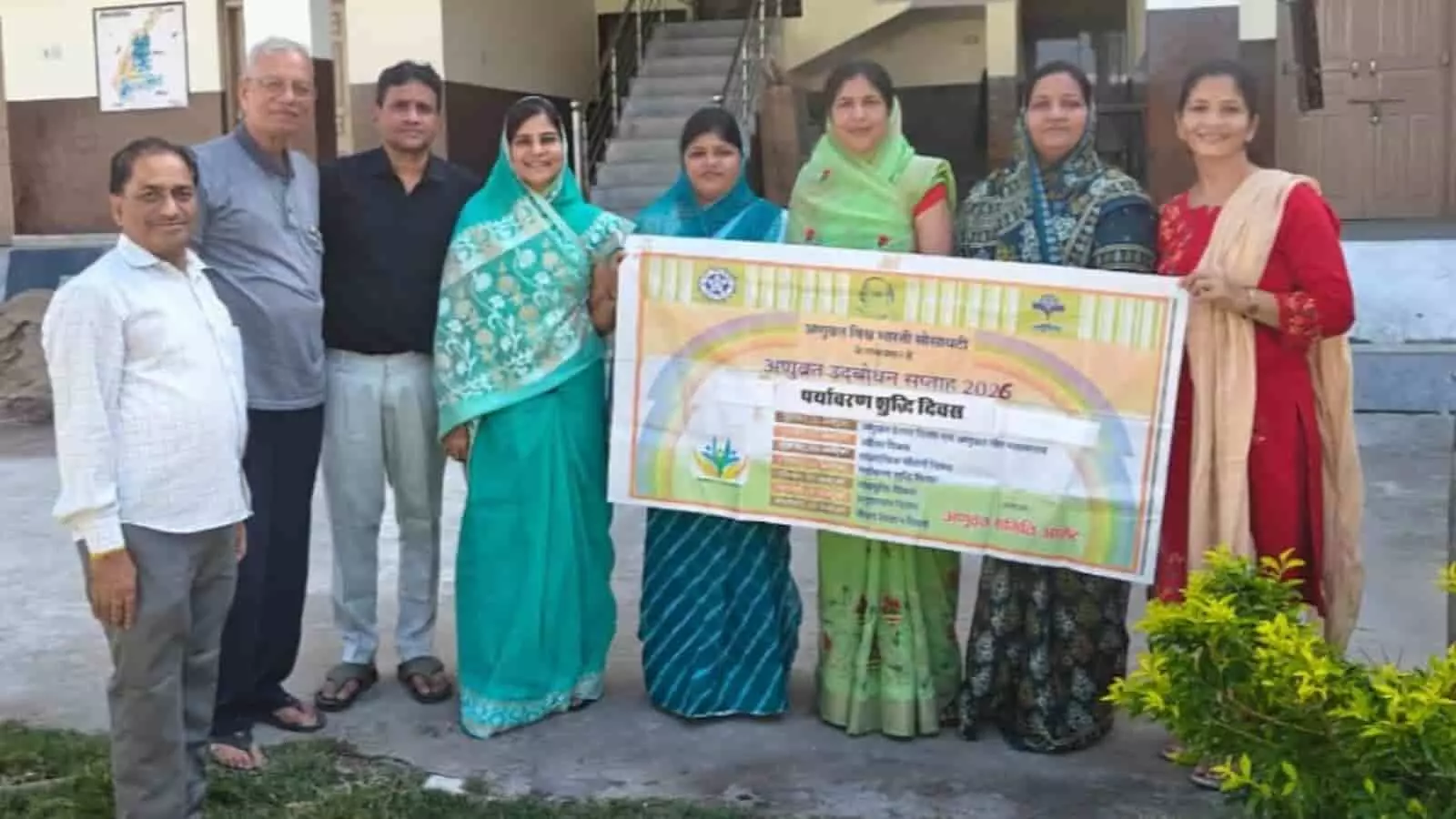 तस्वीर में अणुव्रत समिति के पदाधिकारी आमेट विद्यालय में बैनर पकड़े खड़े हैं. तस्वीर में अणुव्रत समिति के पदाधिकारी आमेट विद्यालय में बैनर पकड़े खड़े हैं.