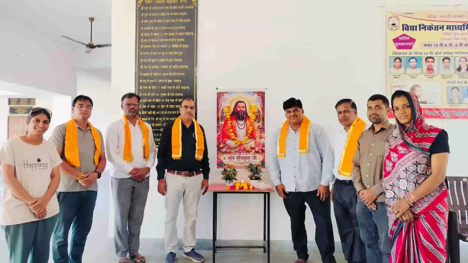 तस्वीर में विद्या निकेतन विद्यालय लावा सरदारगढ़ में संत रविदास जयंती पर खड़े शिक्षक और अतिथि। तस्वीर में विद्या निकेतन विद्यालय लावा सरदारगढ़ में संत रविदास जयंती पर खड़े शिक्षक और अतिथि।