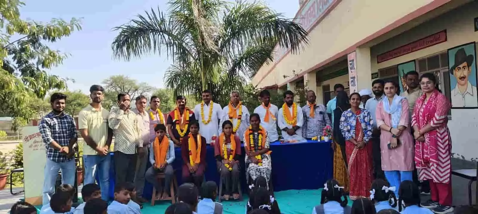 तस्वीर में लिकी विद्यालय के खिलाड़ी और ग्रामीण स्वागत समारोह में खड़े दिखाई दे रहे हैं। तस्वीर में लिकी विद्यालय के खिलाड़ी और ग्रामीण स्वागत समारोह में खड़े दिखाई दे रहे हैं।