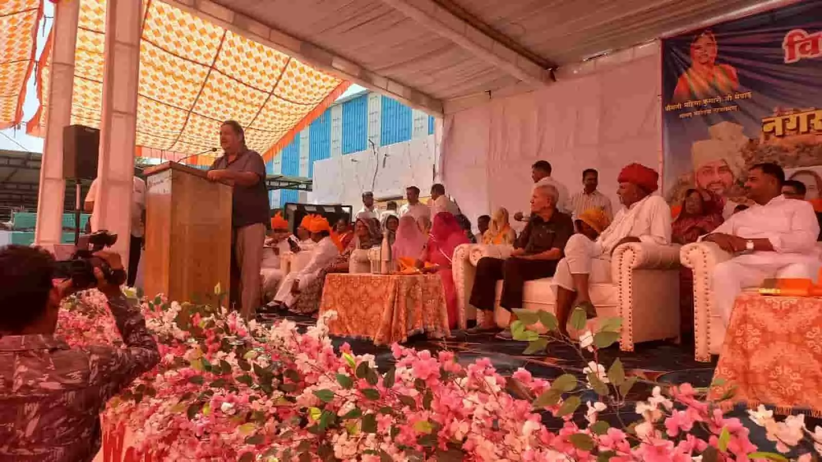आमेट सांस्कृतिक मेले के उद्घाटन समारोह में मंच पर मौजूद अतिथिगण आमेट सांस्कृतिक मेले के उद्घाटन समारोह में मंच पर मौजूद अतिथिगण