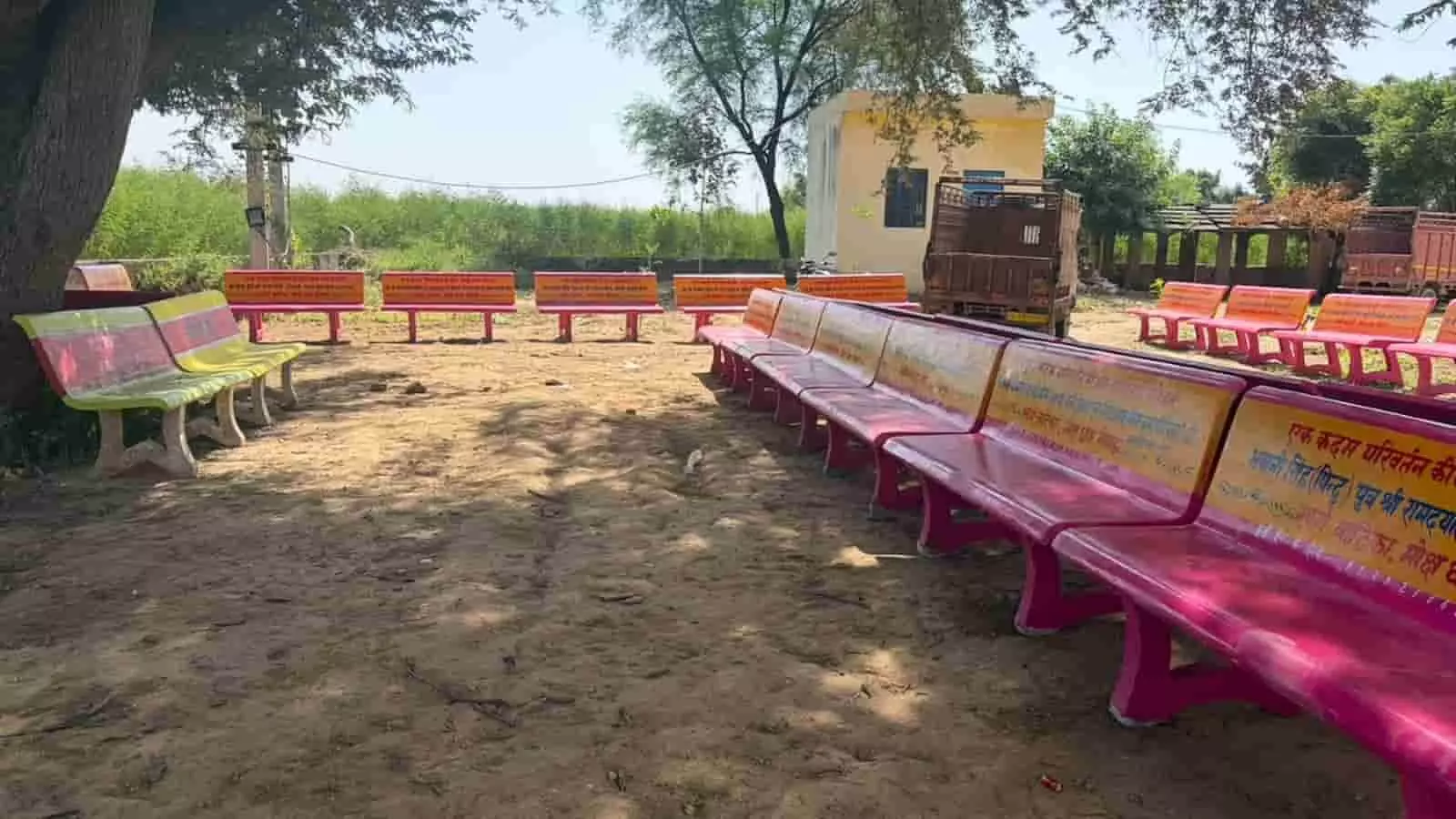 तस्वीर में शिवाला मोक्षधाम के पेड़-पौधों से घिरे मैदान में कतार से रखी गुलाबी और पीली कुर्सियां दिख रही हैं। तस्वीर में शिवाला मोक्षधाम के पेड़-पौधों से घिरे मैदान में कतार से रखी गुलाबी और पीली कुर्सियां दिख रही हैं।