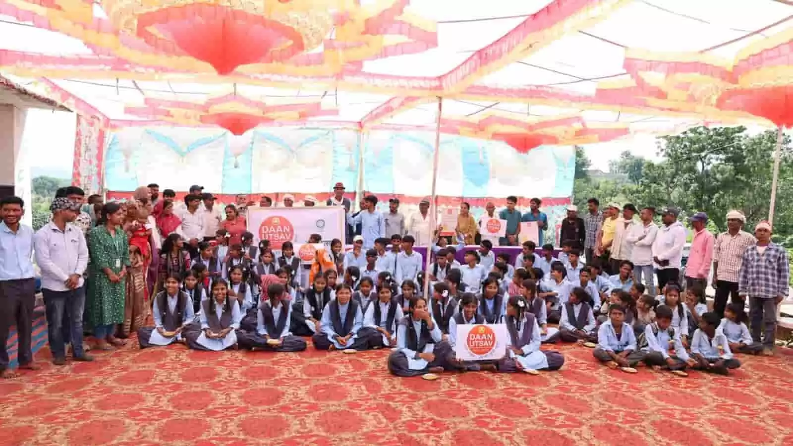 तस्वीर में गोविंद गुरु लाइब्रेरी परिसर में दान उत्सव कार्यक्रम के दौरान बैठे स्कूली बच्चे और ग्रामीण दिख रहे हैं. तस्वीर में गोविंद गुरु लाइब्रेरी परिसर में दान उत्सव कार्यक्रम के दौरान बैठे स्कूली बच्चे और ग्रामीण दिख रहे हैं.